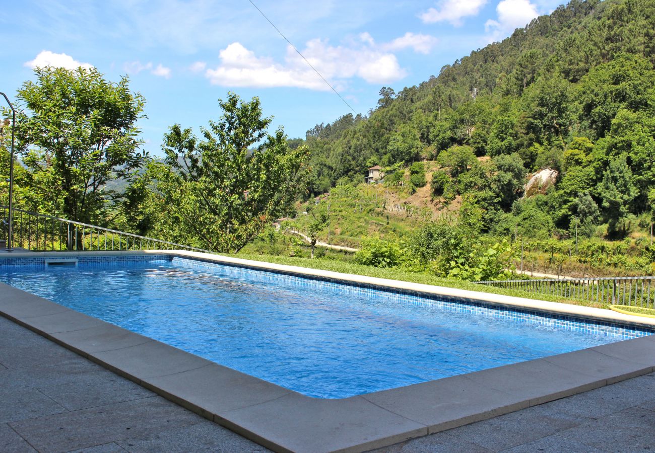 Casa em Terras de Bouro - Casa com piscina privada perto do Gerês