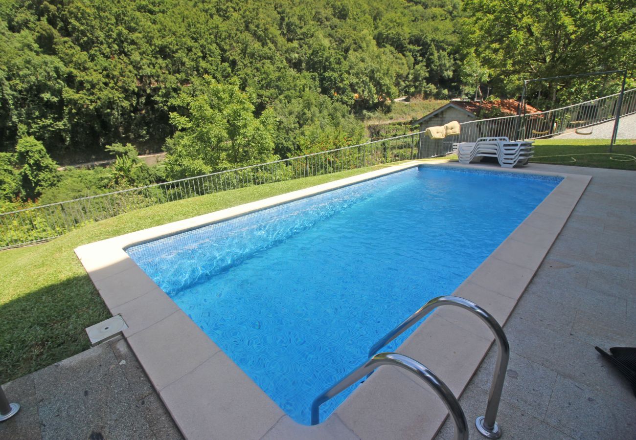 Casa em Terras de Bouro - Casa com piscina privada perto do Gerês