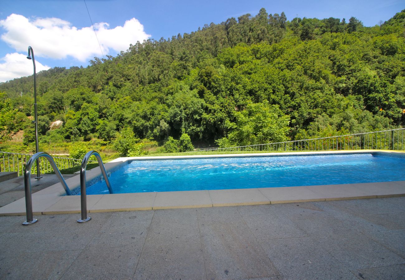 Casa em Terras de Bouro - Casa com piscina privada perto do Gerês