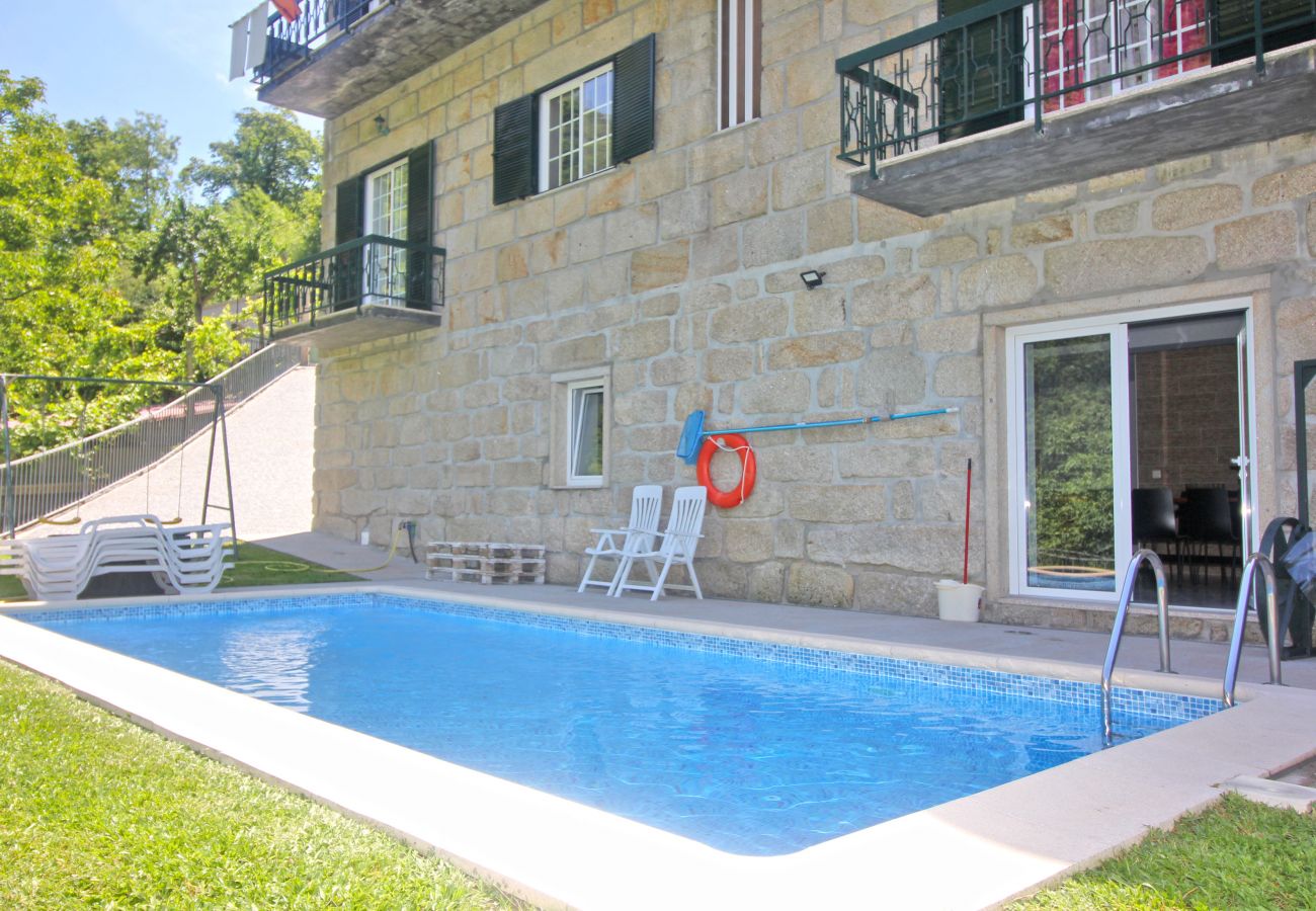 Casa em Terras de Bouro - Casa com piscina privada perto do Gerês