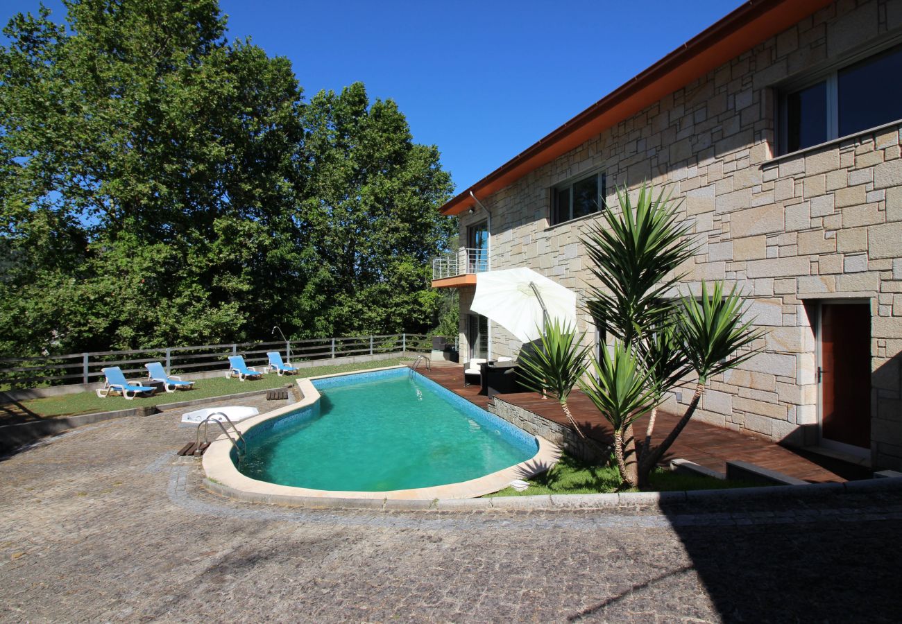 Casa em Amares - Casa com piscina e churrasqueira perto do Gerês