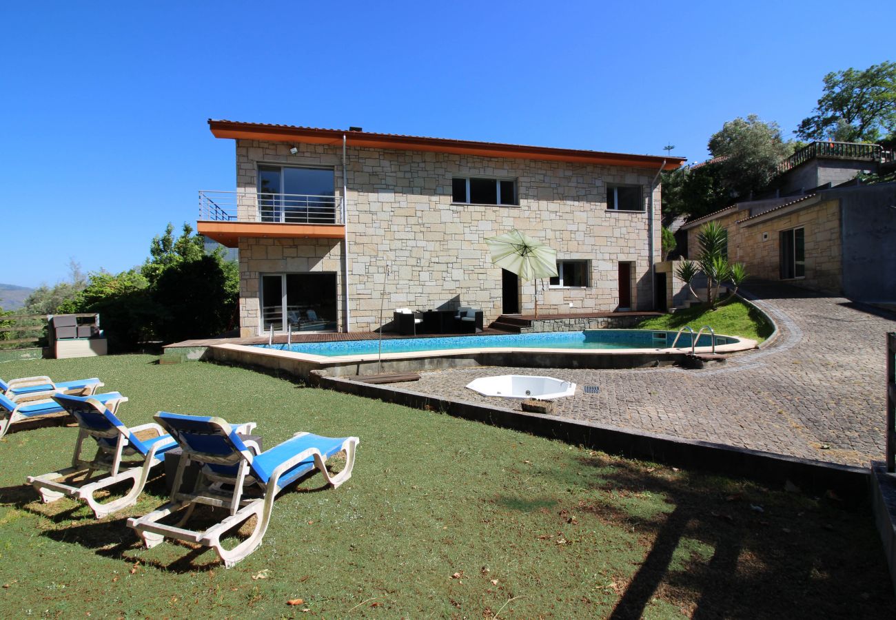 Casa em Amares - Casa com piscina e churrasqueira perto do Gerês