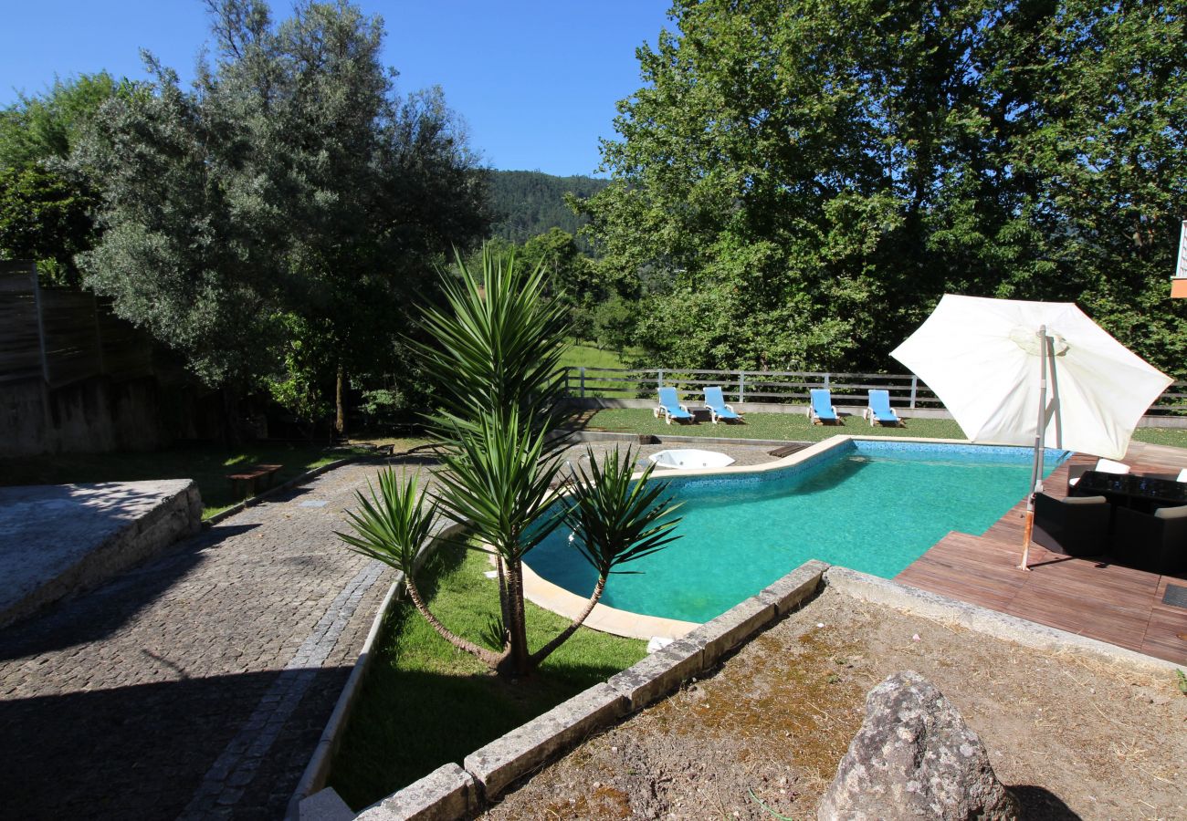 Casa em Amares - Casa com piscina e churrasqueira perto do Gerês