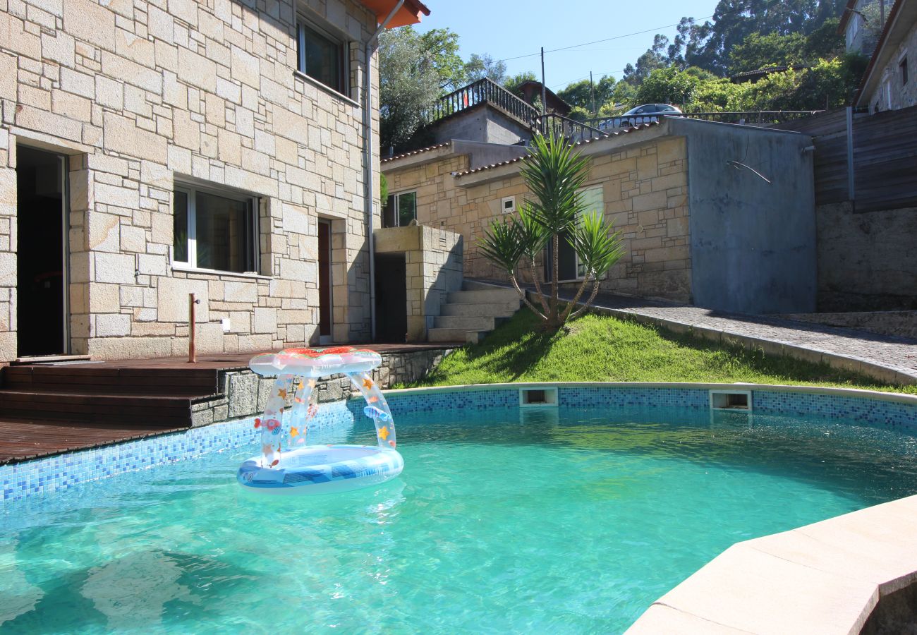 Casa em Amares - Casa com piscina e churrasqueira perto do Gerês