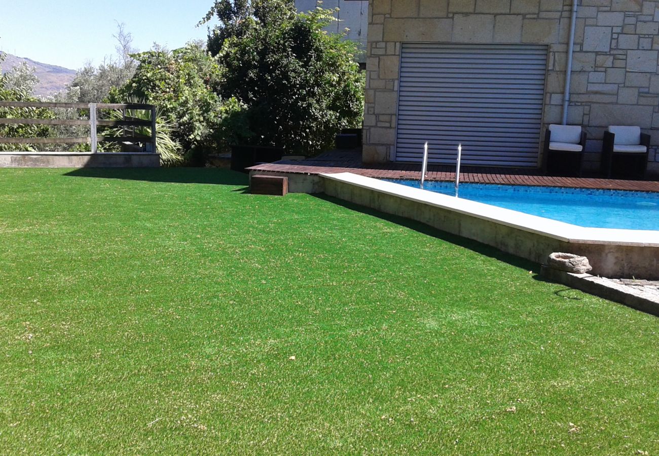 Casa em Amares - Casa com piscina e churrasqueira perto do Gerês