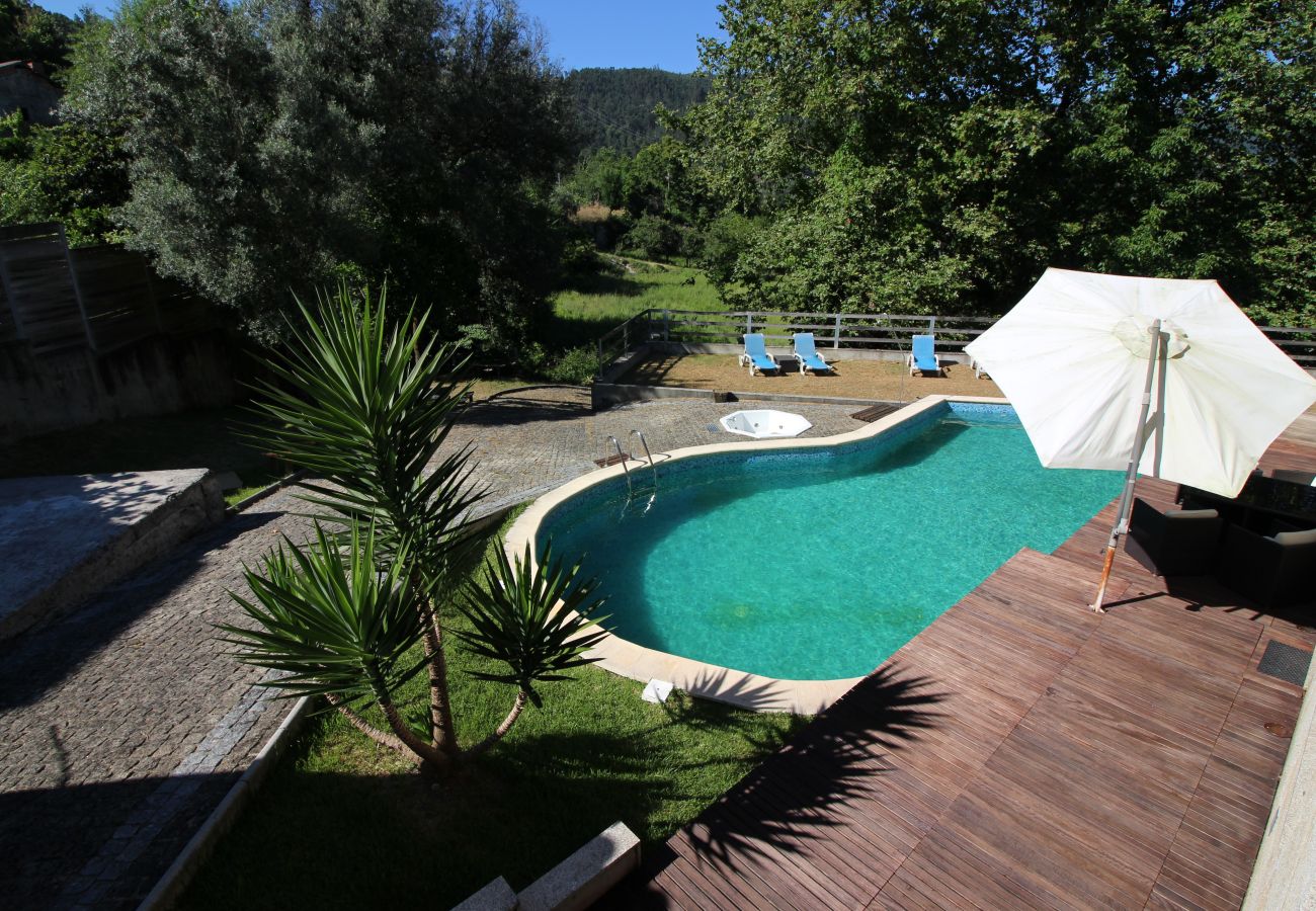 Casa em Amares - Casa com piscina e churrasqueira perto do Gerês