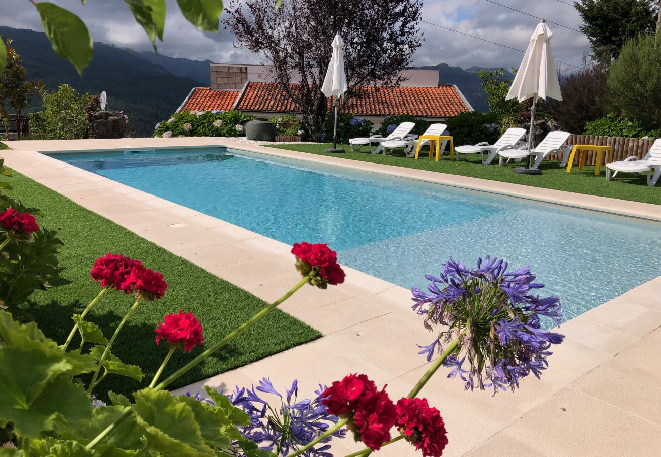 Villa em Gerês - Casa com piscina privada e vistas fantásticas para o Gerês 