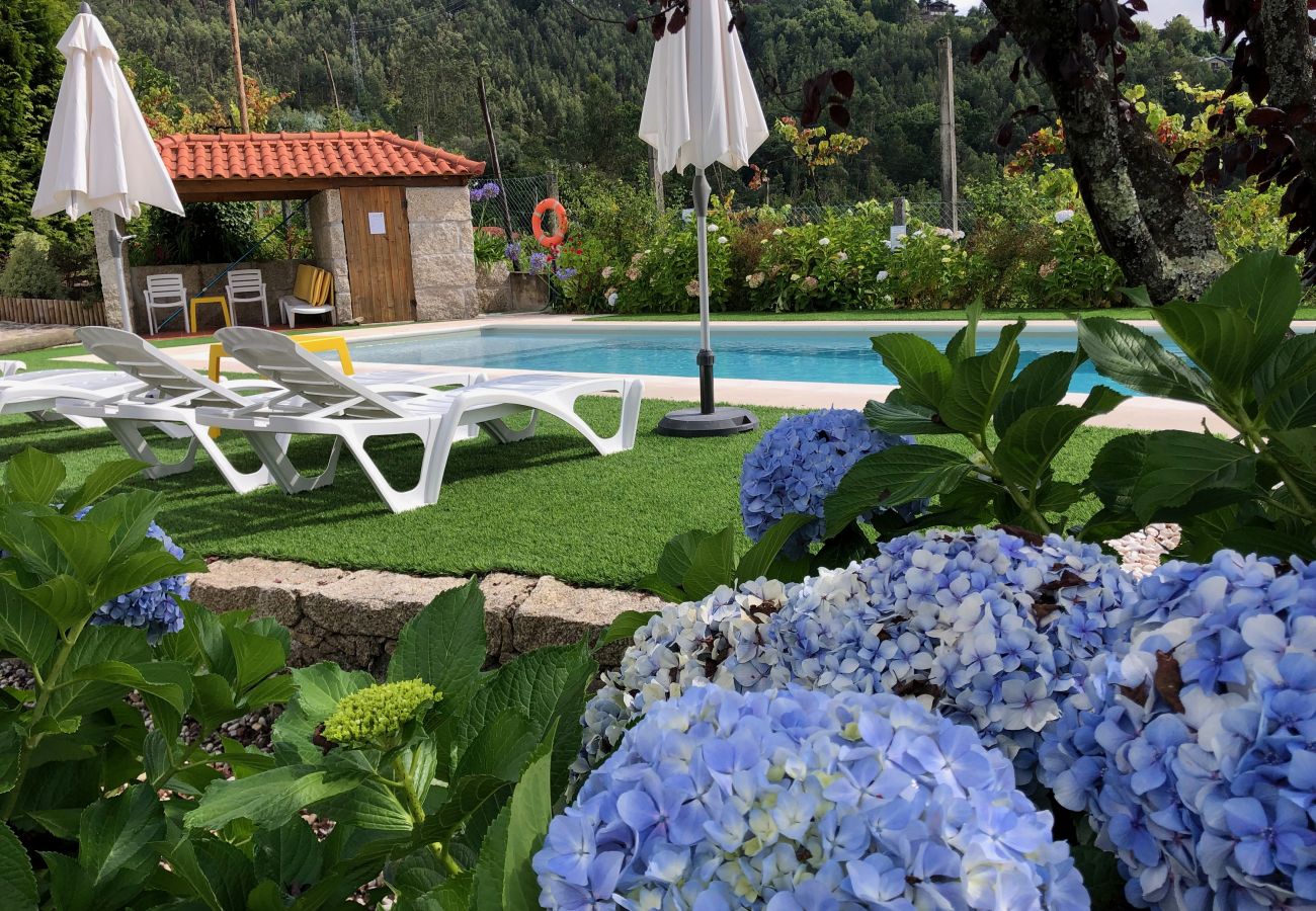 Villa em Gerês - Casa com piscina privada e vistas fantásticas para o Gerês 