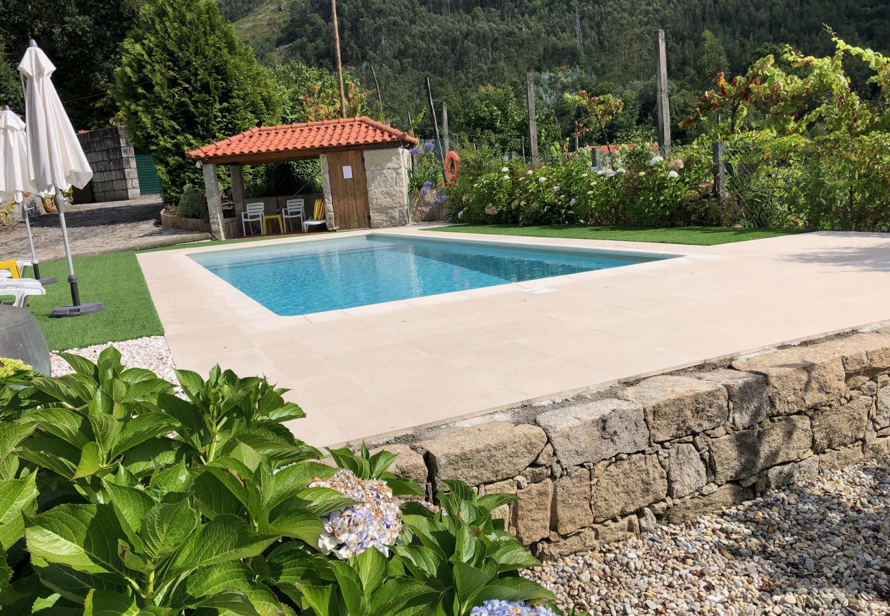 Villa em Gerês - Casa com piscina privada e vistas fantásticas para o Gerês 