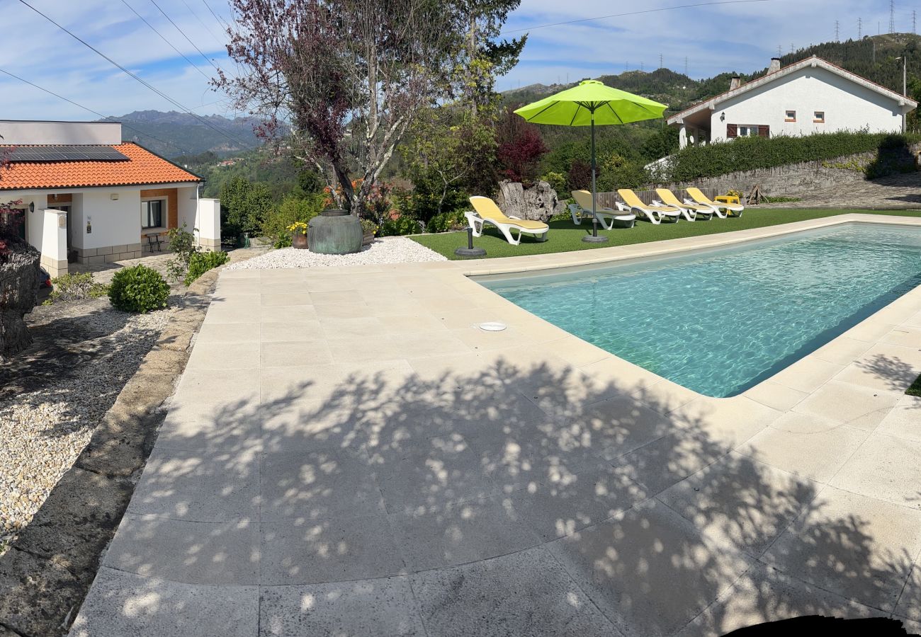 Villa em Gerês - Casa com piscina privada e vistas fantásticas para o Gerês 