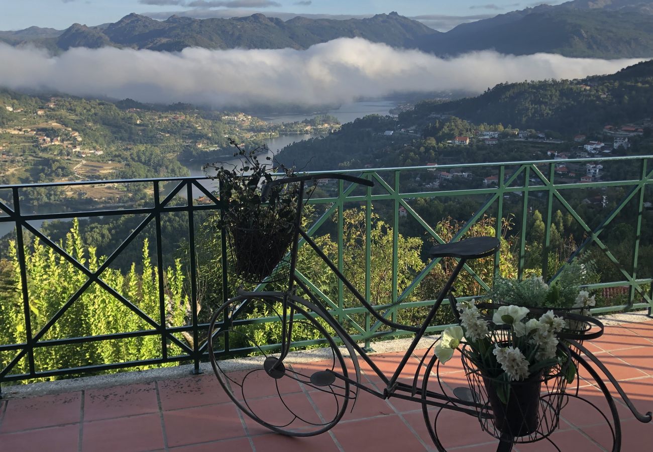 Villa em Gerês - Casa com piscina privada e vistas fantásticas para o Gerês 