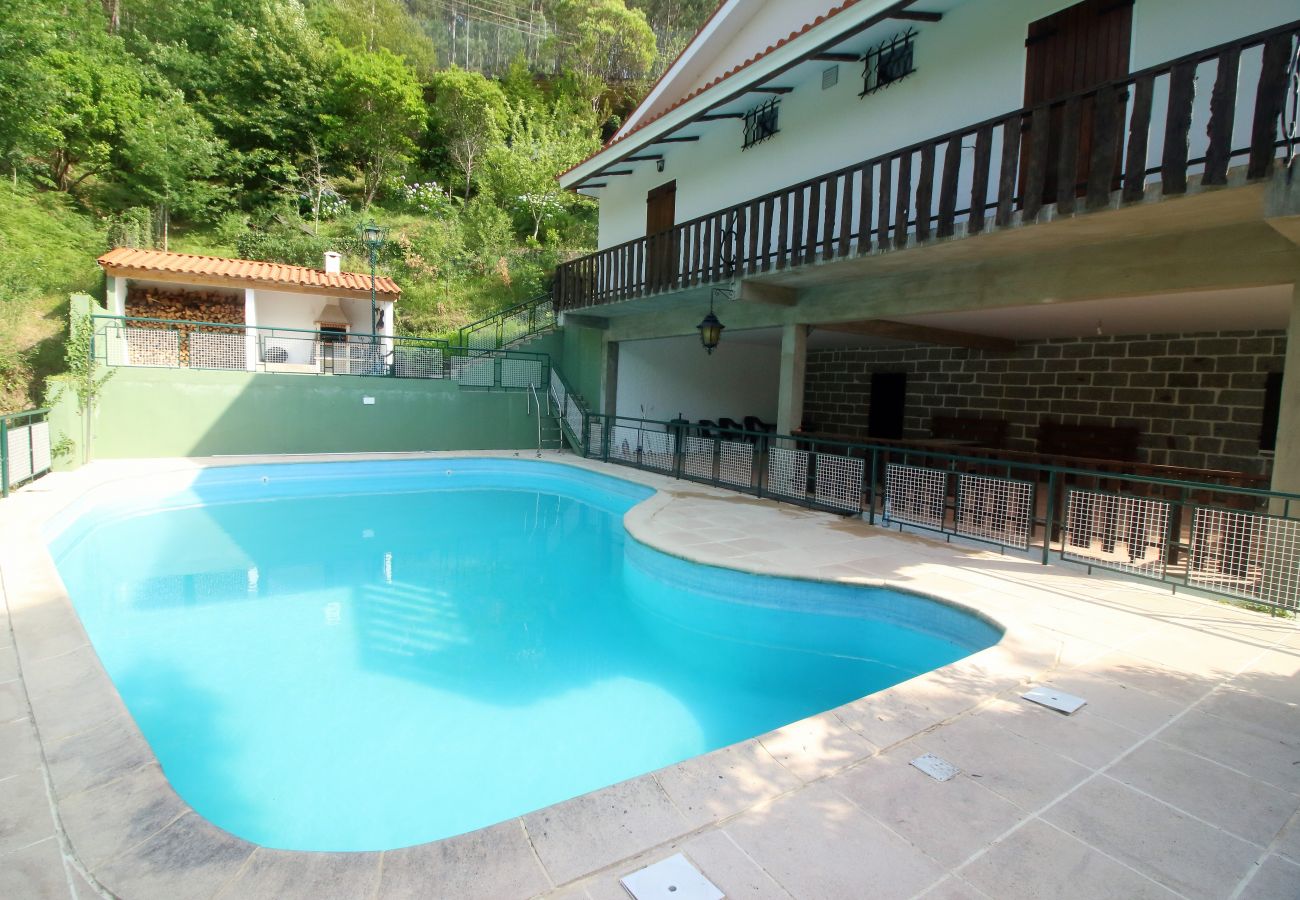 Casa em Gerês - Casa com piscina privada e campo de ténis no Gerês