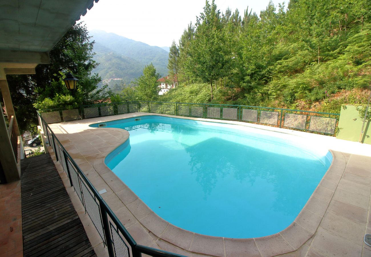 Casa em Gerês - Casa com piscina privada e campo de ténis no Gerês