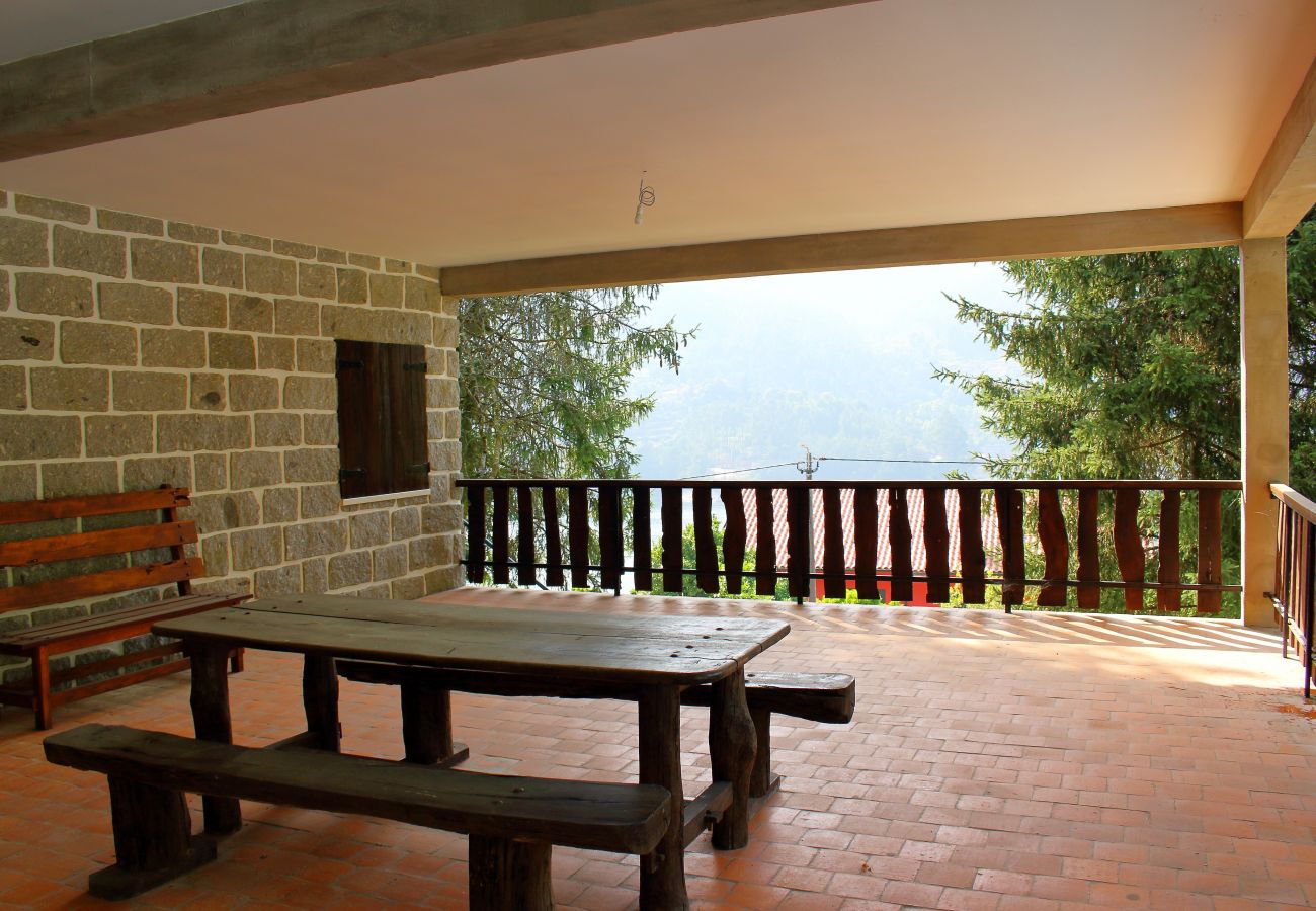 Casa em Gerês - Casa com piscina privada e campo de ténis no Gerês