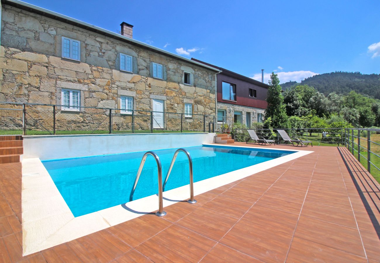 Casa rural em Terras de Bouro - Villa com piscina privada perto do Gerês