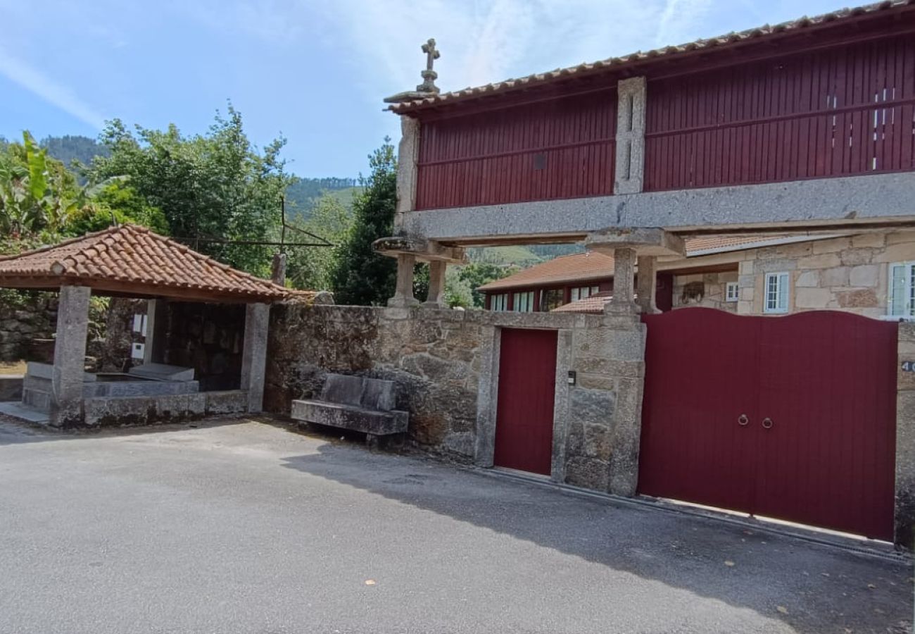 Casa rural em Terras de Bouro - Villa com piscina privada perto do Gerês