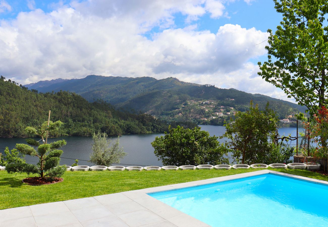 Casa em Gerês - Casa com vistas fantásticas para a Serra do Gerês