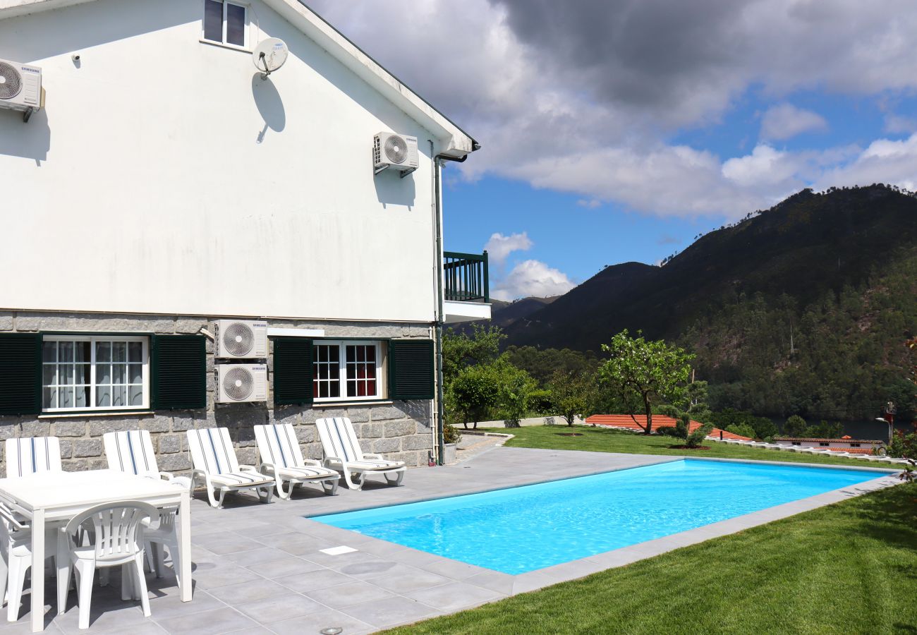 Casa em Gerês - Casa com vistas fantásticas para a Serra do Gerês