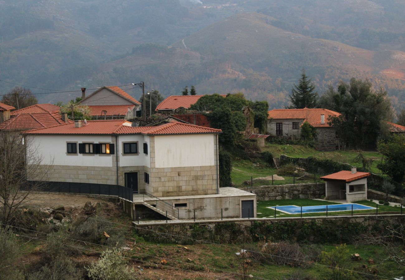 Casa rural em Gerês - Casa moderna com piscina privada perto do Gerês