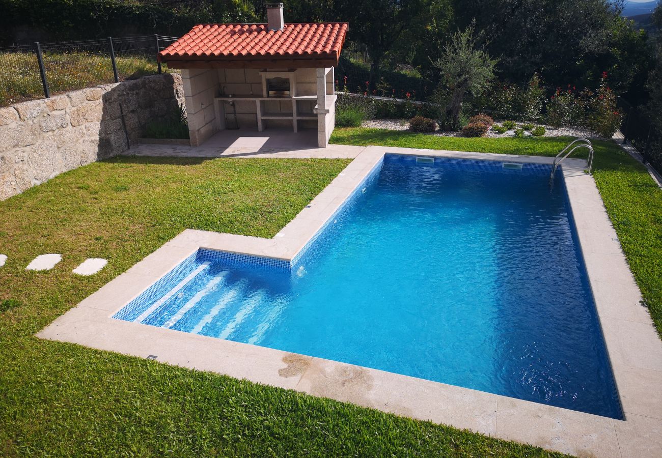 Casa rural em Gerês - Casa moderna com piscina privada perto do Gerês