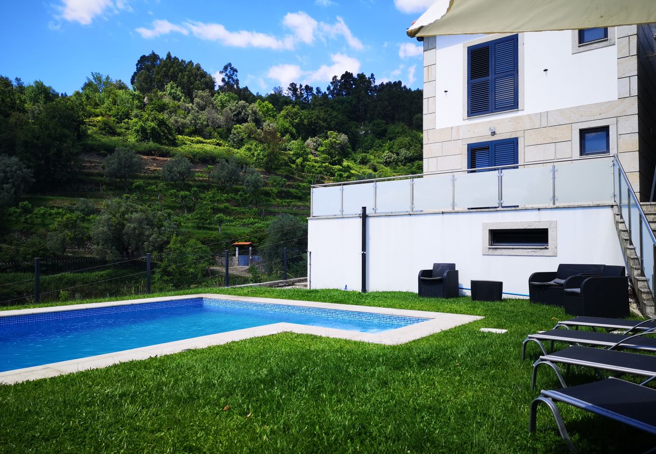 Casa rural em Gerês - Casa moderna com piscina privada perto do Gerês