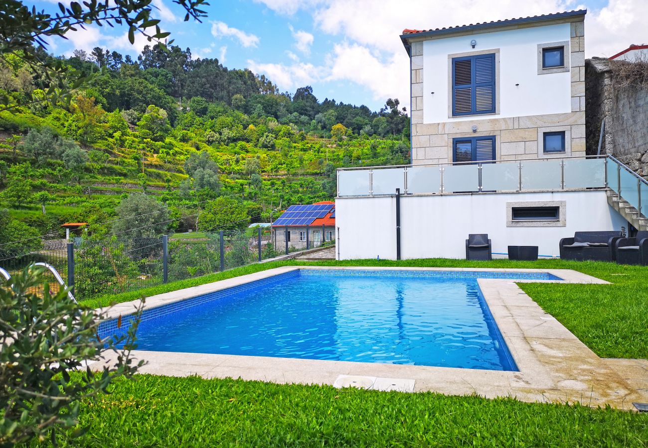 Casa rural em Gerês - Casa moderna com piscina privada perto do Gerês