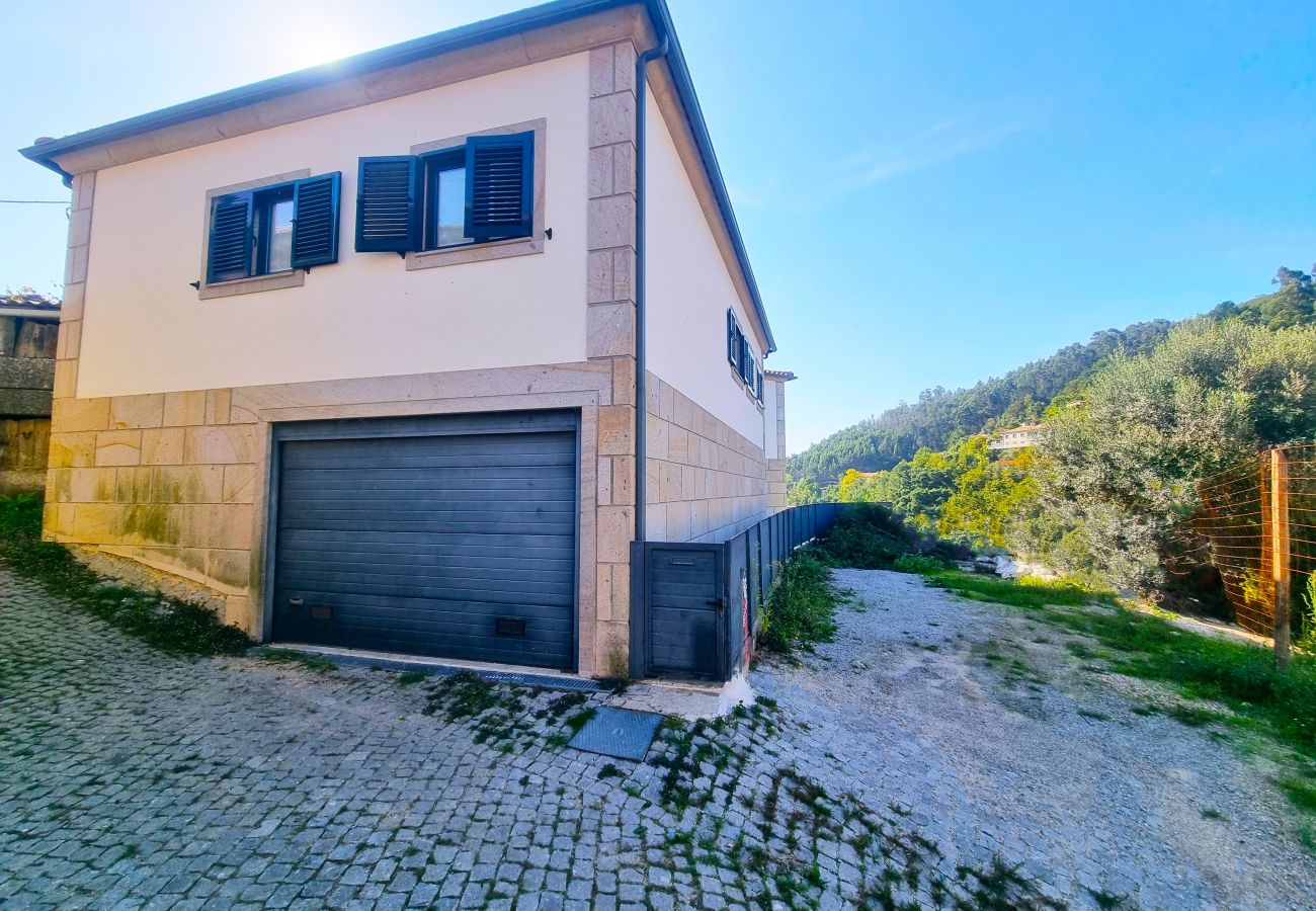 Casa rural em Gerês - Casa moderna com piscina privada perto do Gerês