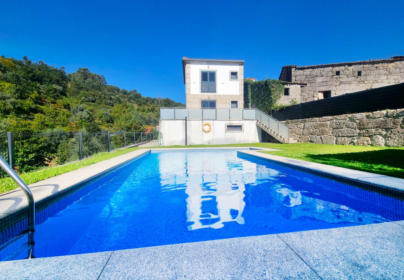 Casa rural em Gerês - Casa moderna com piscina privada perto do Gerês