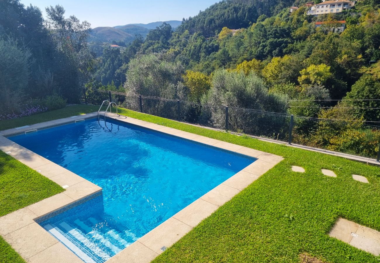 Casa rural em Gerês - Casa moderna com piscina privada perto do Gerês