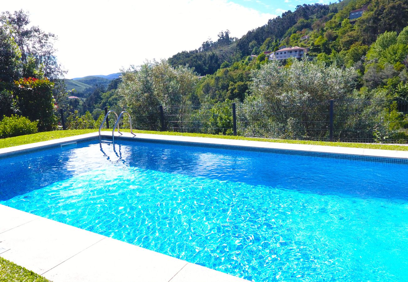 Casa rural em Gerês - Casa moderna com piscina privada perto do Gerês