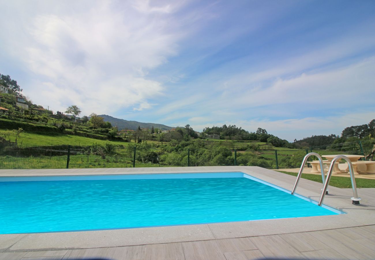 Casa em Terras de Bouro - Casa com piscina privada e vista montanha perto do Gerês