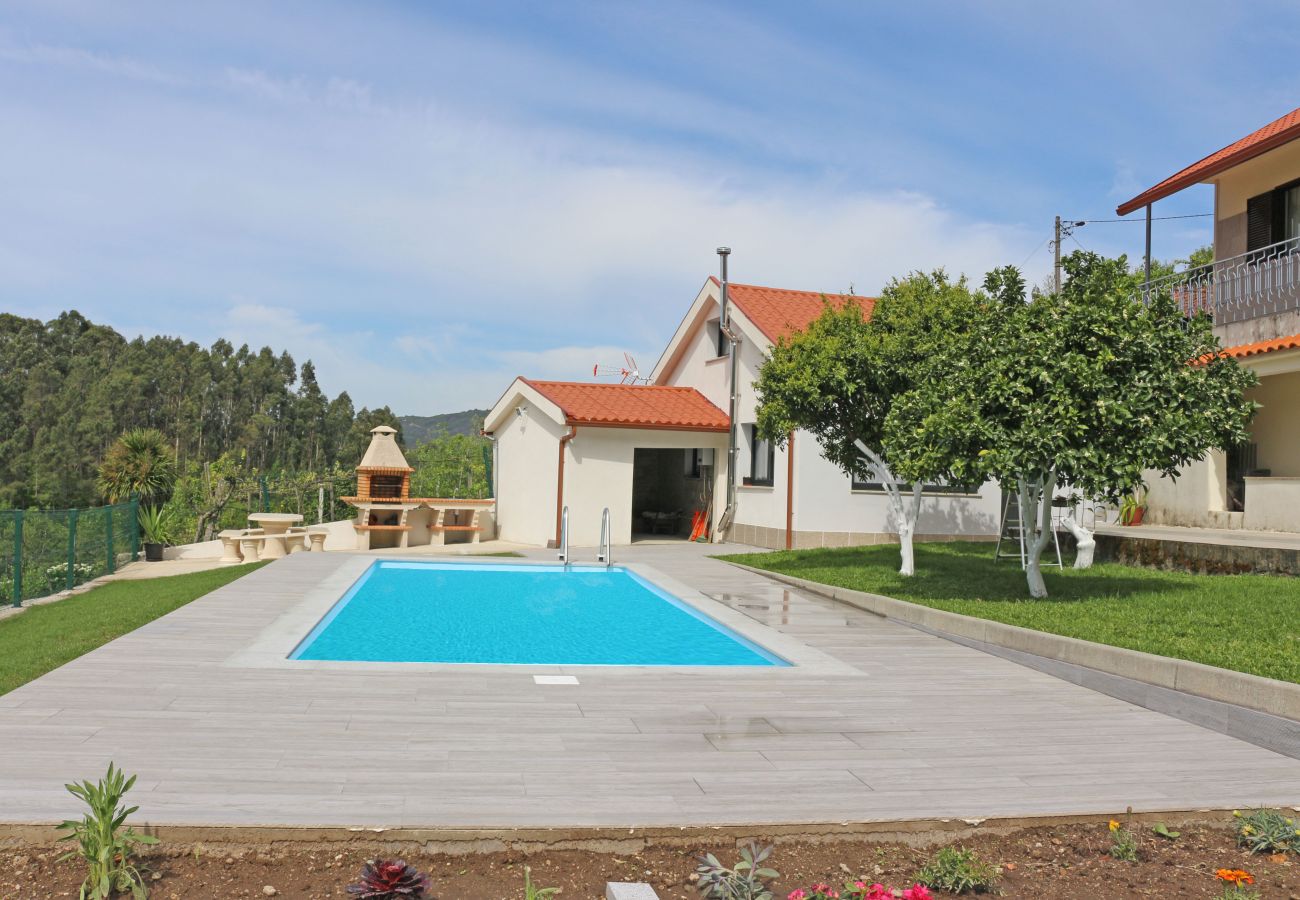 Casa em Terras de Bouro - Casa com piscina privada e vista montanha perto do Gerês