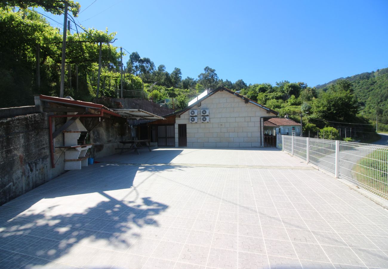 Casa em Terras de Bouro - Casa para 8 pessoas com piscina privada perto do Gerês