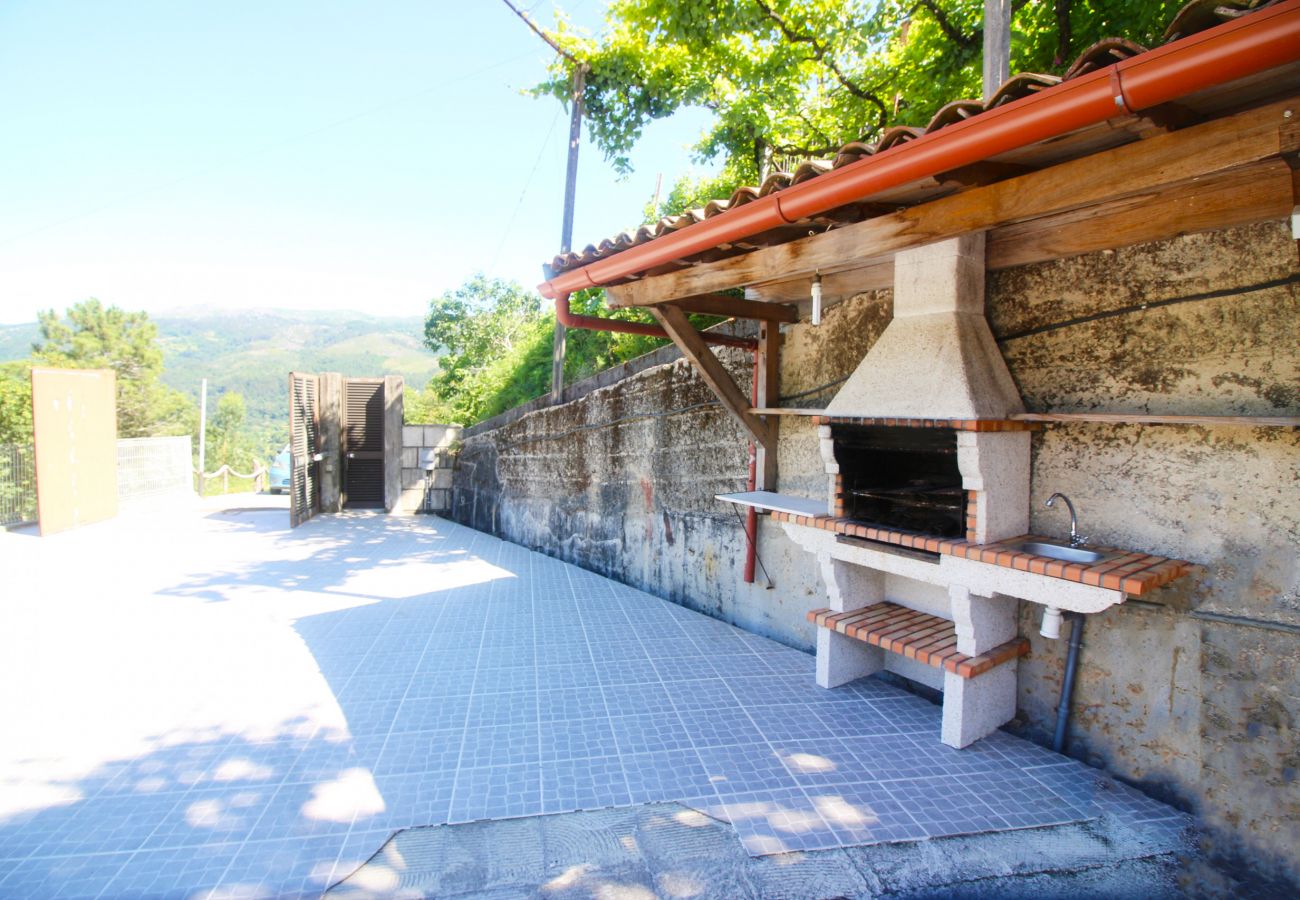 Casa em Terras de Bouro - Casa para 8 pessoas com piscina privada perto do Gerês