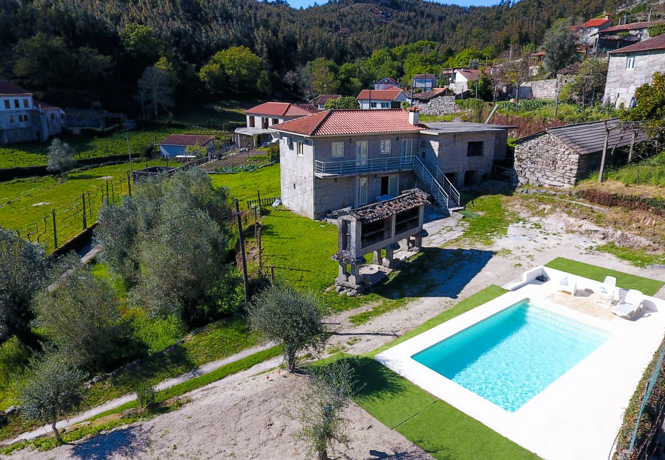 Alojamento de turismo rural em Vieira do Minho - Casa da Laranjeira Turismo Rural - pet friendly e piscina privada