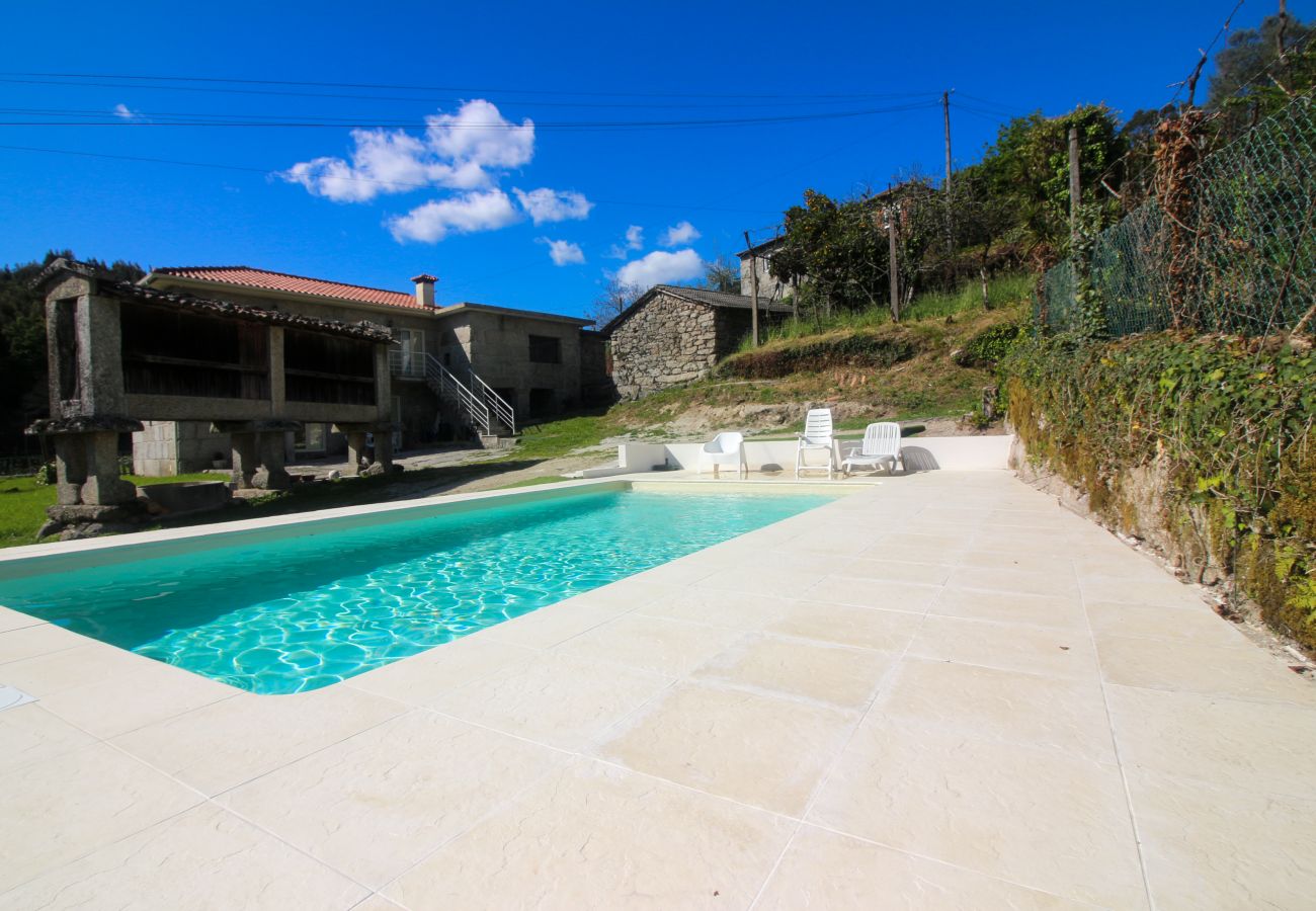 Alojamento de turismo rural em Vieira do Minho - Casa da Laranjeira Turismo Rural - pet friendly e piscina privada