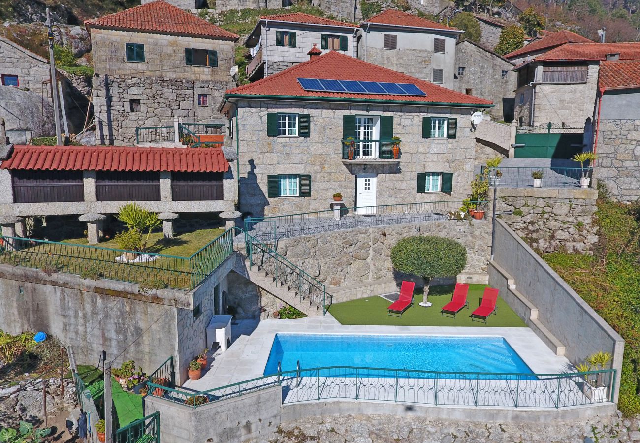 Casa rural em Gerês - Casa na aldeia com piscina privada