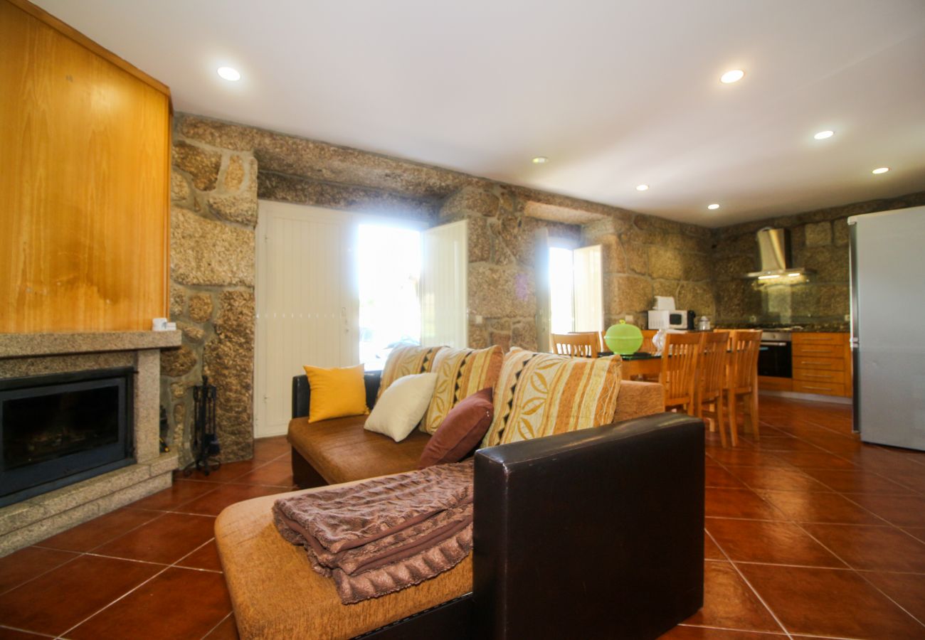 Farm stay in Vieira do Minho - Laranjeira Tourism Rural House - pet friendly and private pool