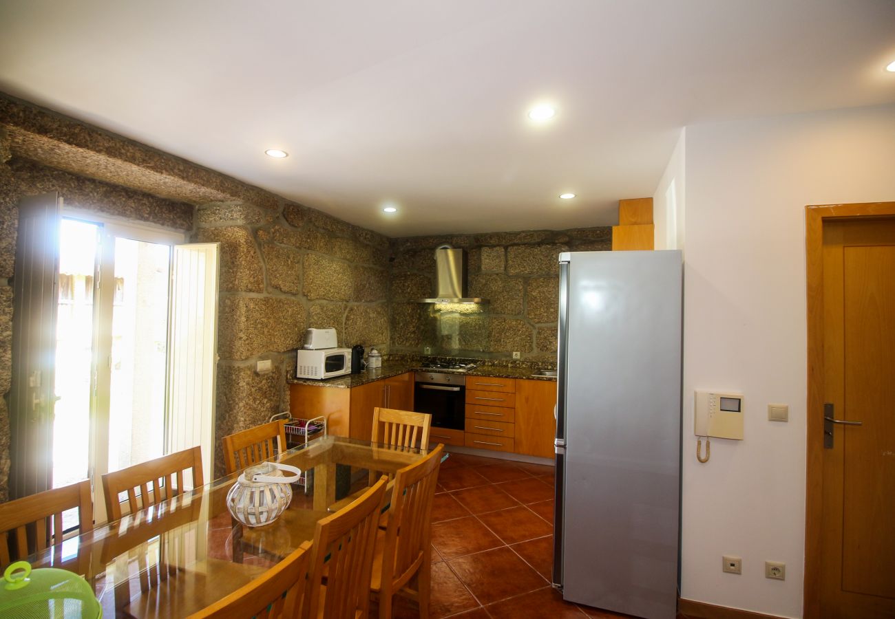 Farm stay in Vieira do Minho - Laranjeira Tourism Rural House - pet friendly and private pool