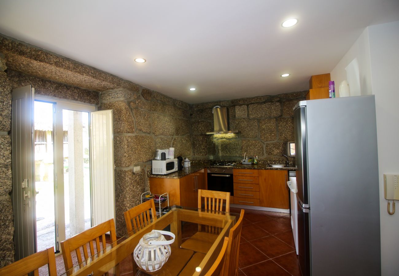 Farm stay in Vieira do Minho - Laranjeira Tourism Rural House - pet friendly and private pool