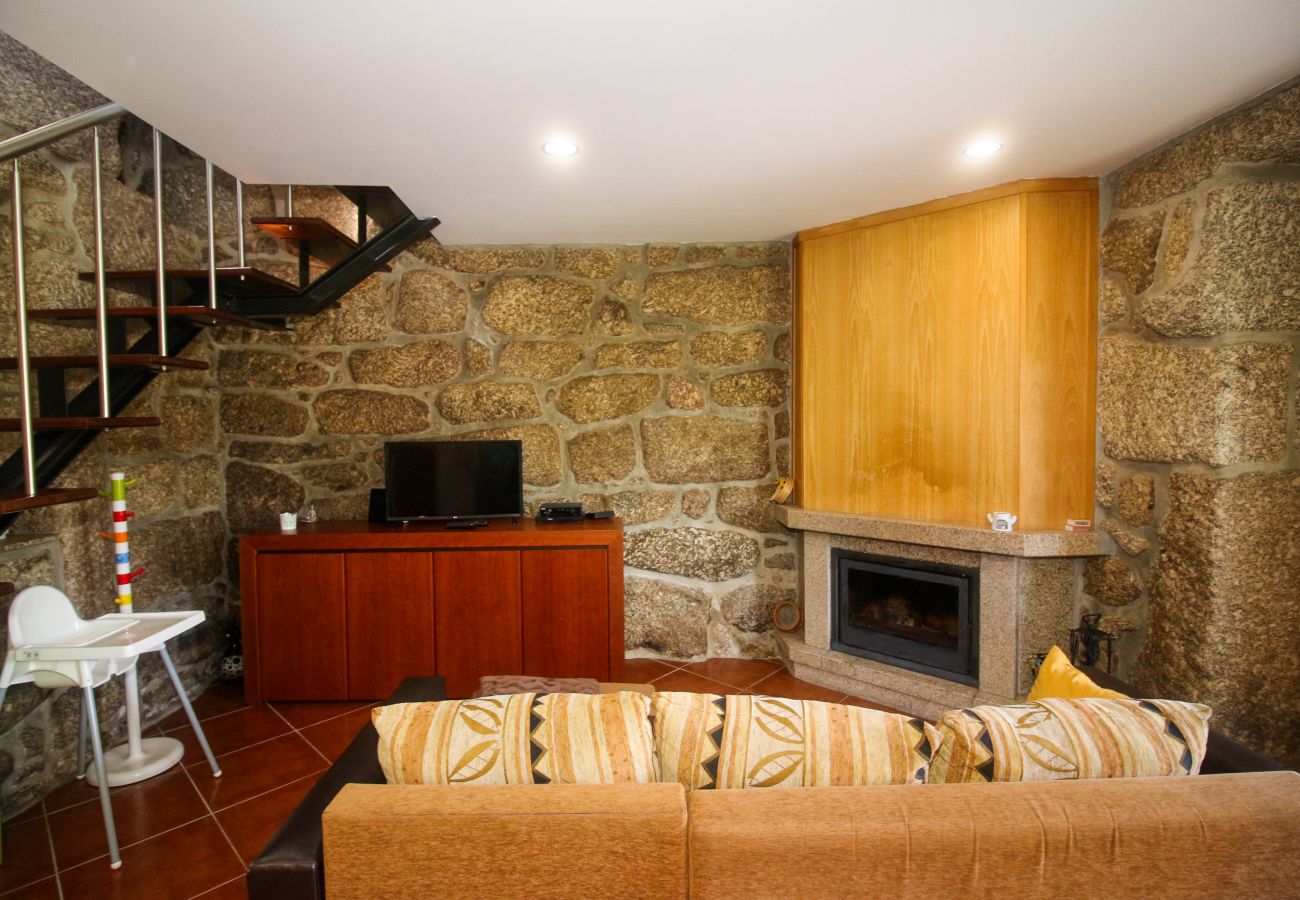 Farm stay in Vieira do Minho - Laranjeira Tourism Rural House - pet friendly and private pool