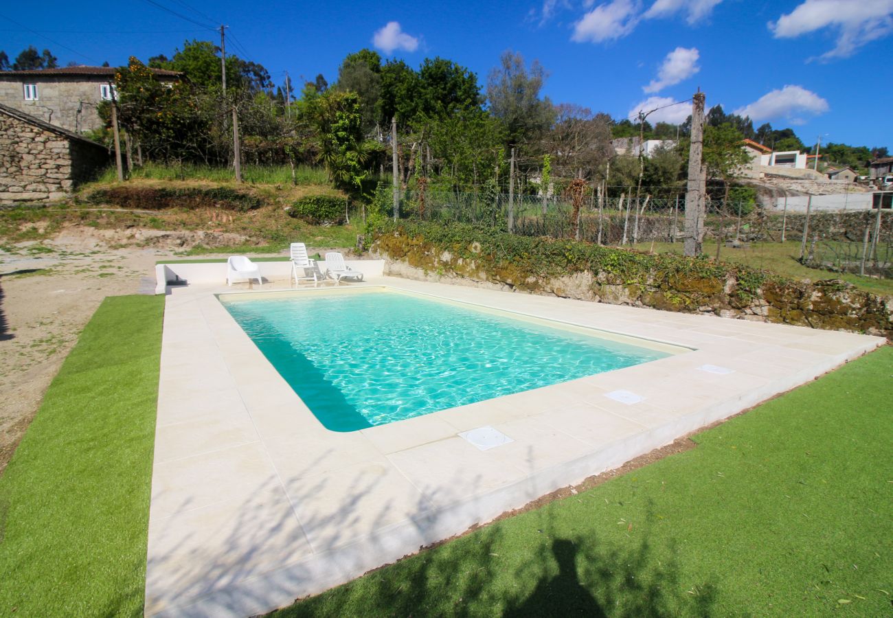 Farm stay in Vieira do Minho - Laranjeira Tourism Rural House - pet friendly and private pool