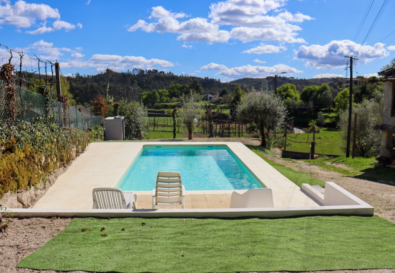 Farm stay in Vieira do Minho - Laranjeira Tourism Rural House - pet friendly and private pool