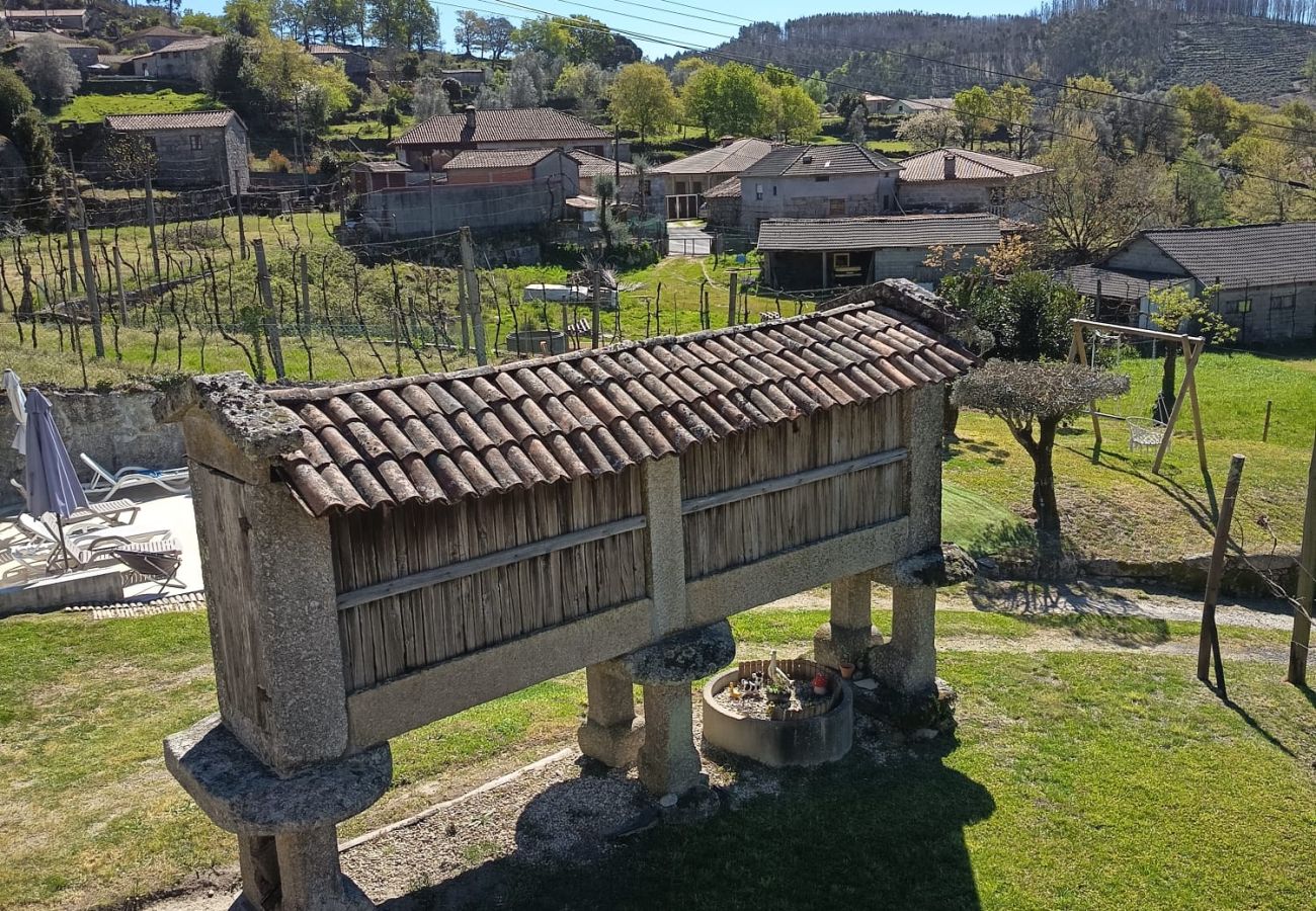 Farm stay in Vieira do Minho - Laranjeira Tourism Rural House - pet friendly and private pool