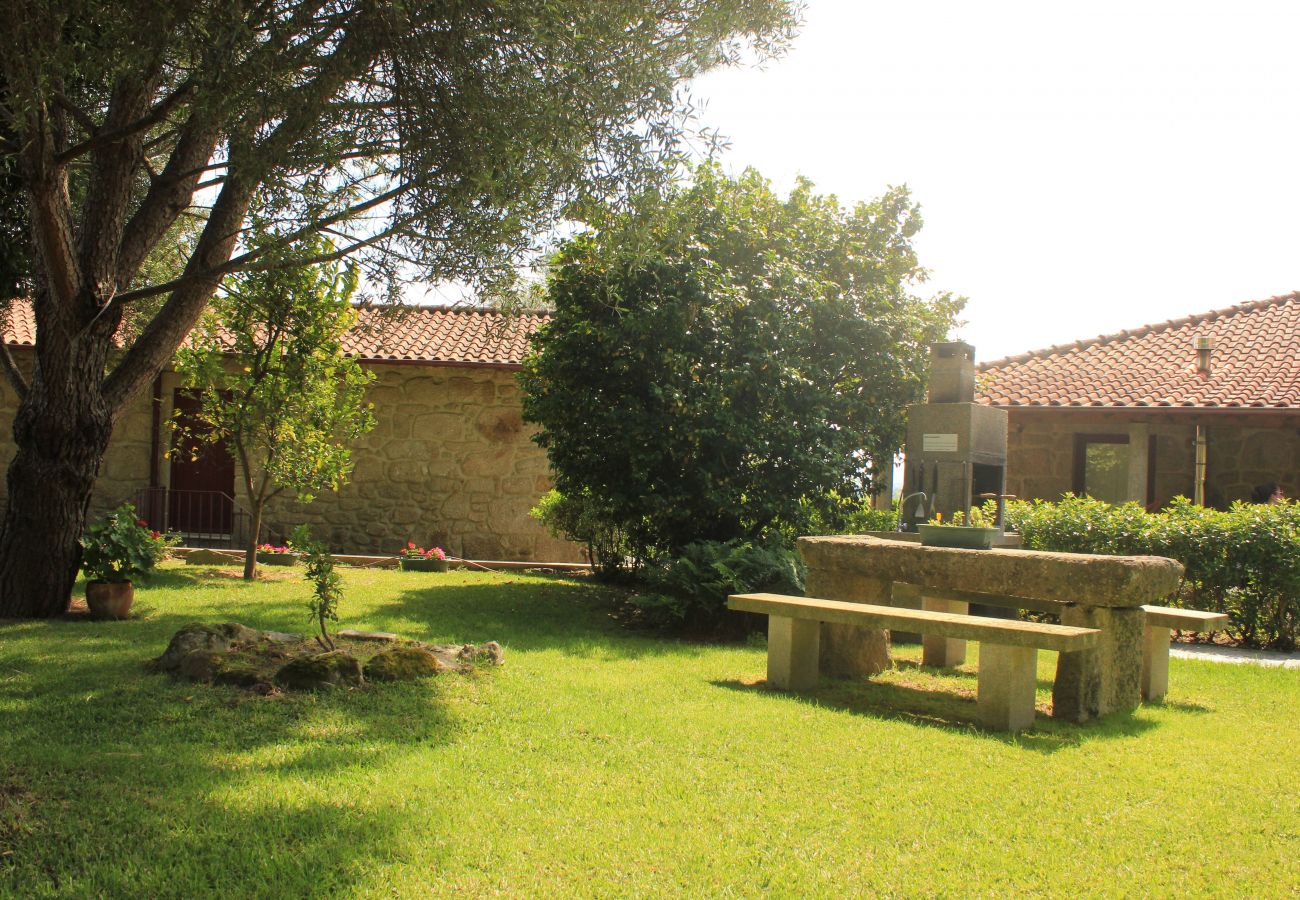 Casa rural en Amares - Quinta con piscina privada, sala de juegos y un gran jardín