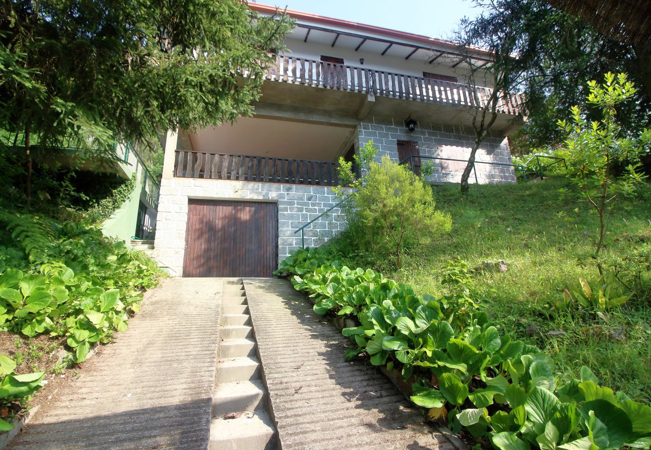 Casa en Gerês - Casa con piscina privada y pista de tenis en Gerês