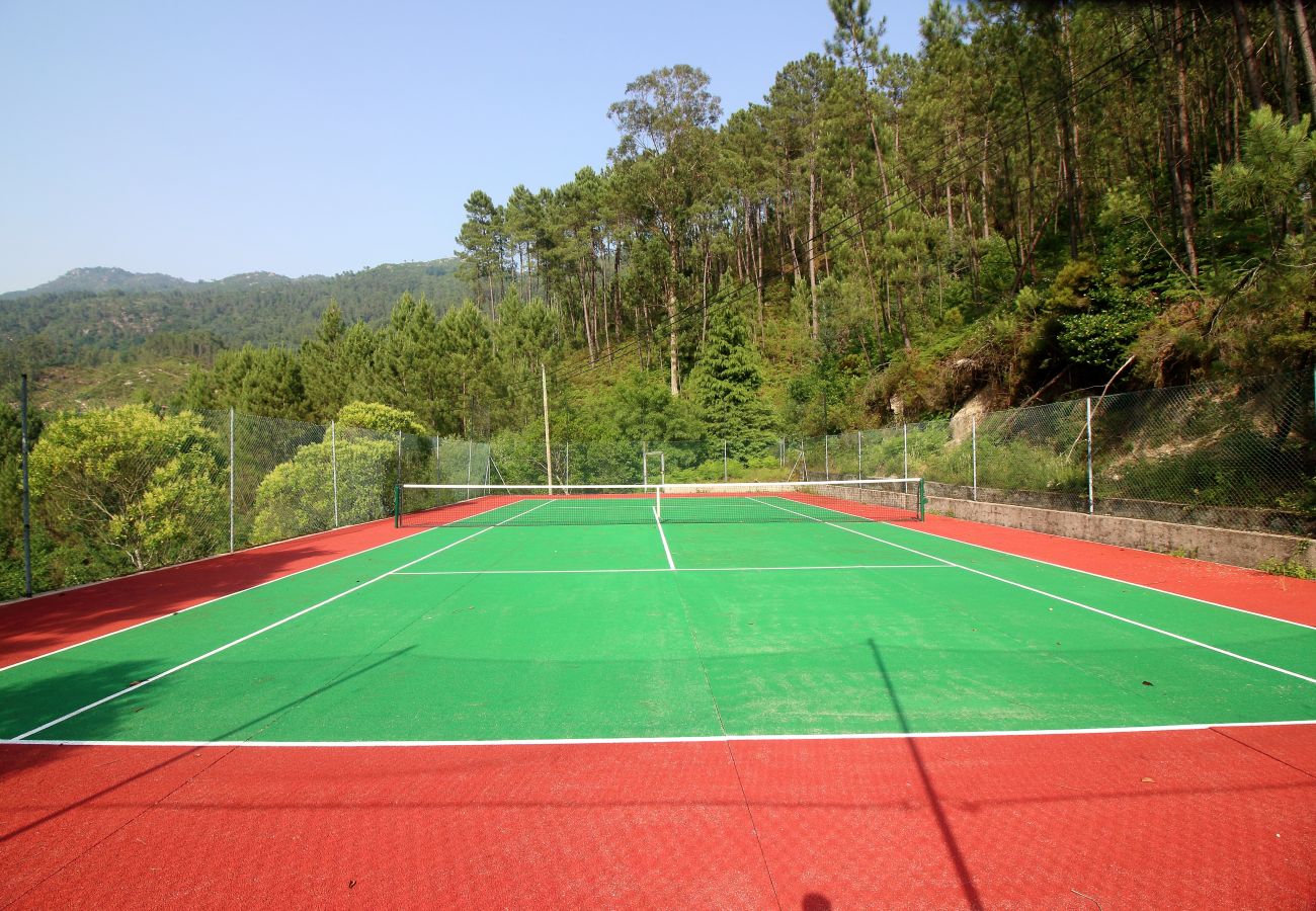 Casa en Gerês - Casa con piscina privada y pista de tenis en Gerês