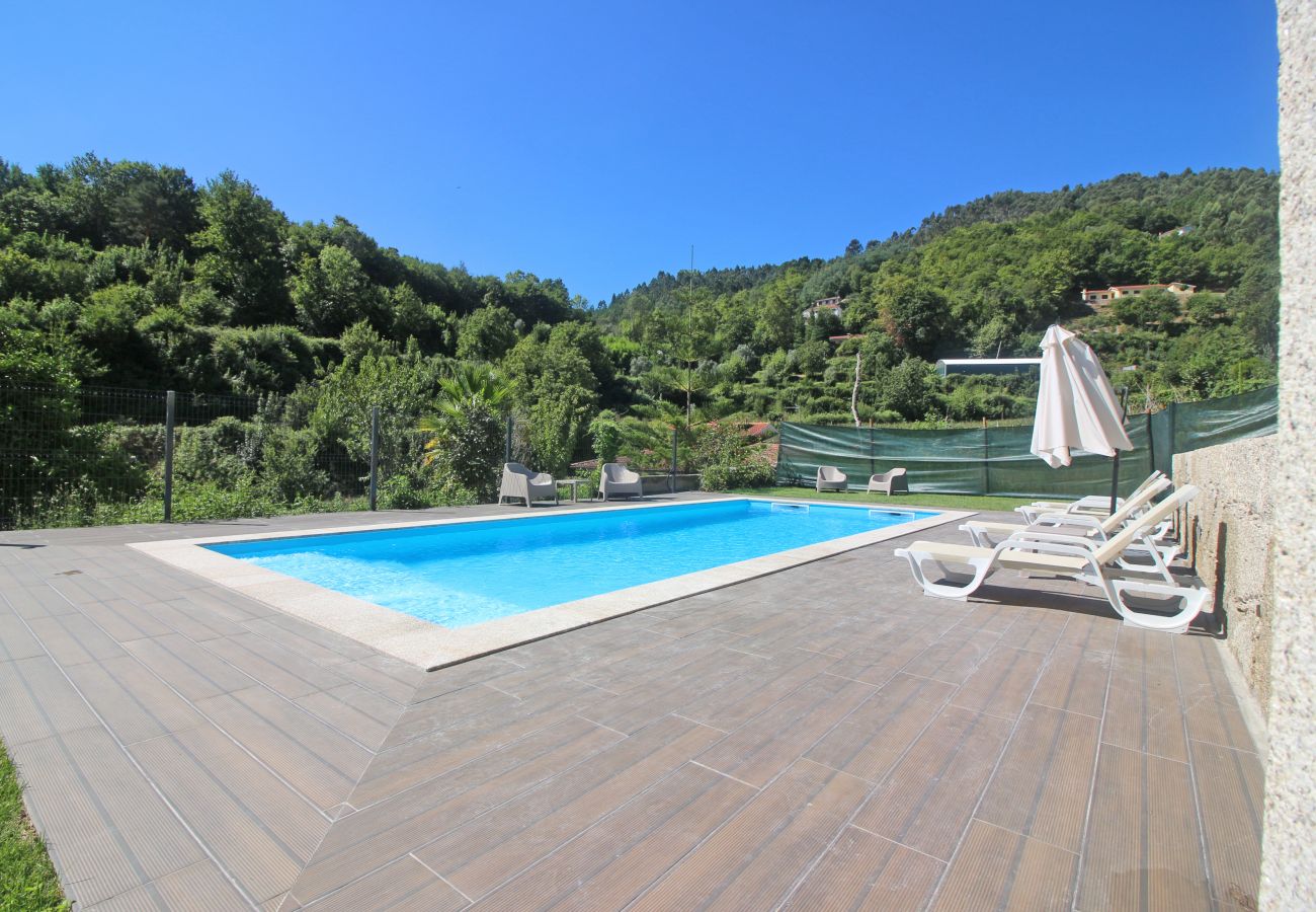 Casa en Gerês - Casa moderna con piscina en Gerês